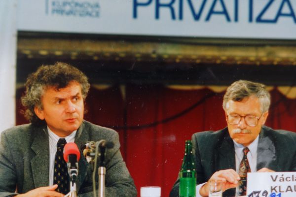 fathers-of-voucher-privatisation-in-czechoslovakia-dusak-triska-left-and-future-czech-pm-and-president-vaclav-havelBB095FE5-F022-D205-C6D6-9A7F33497FFB.jpg