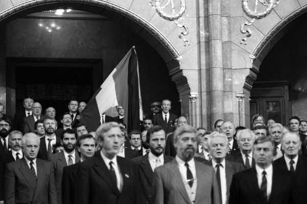 1990-parliament-of-hungary-session-resize43850363-8395-05D5-3B46-286A93E272D3.jpg