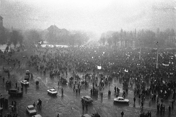 mineriad-in-early-1990-bucharest-palatul-victoriei-472FC24FD-D0CA-2FC7-62EC-094C8B1868D9.jpg