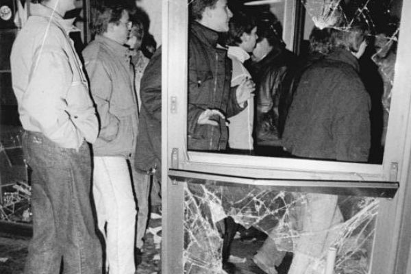 bundesarchiv-bild-183-1990-0115-034-berlin-stuermung-stasi-zentraleE02CF72C-E90C-D556-3471-E9984C876BDC.jpg